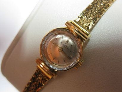 ZENITH
Montre tour de dame en or jaune 750...