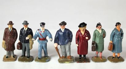 Ensemble de sept personnages de gare en plomb....