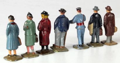Ensemble de sept personnages de gare en plomb....