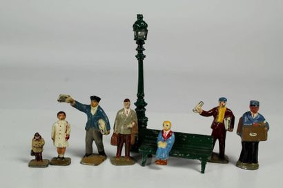 Ensemble constitué de: Six personnages en...