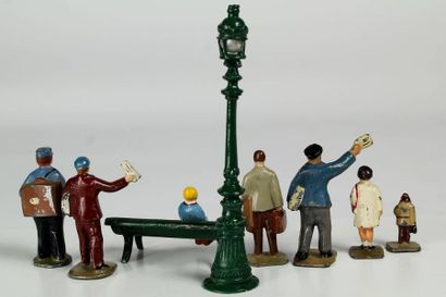Ensemble constitué de: Six personnages en...