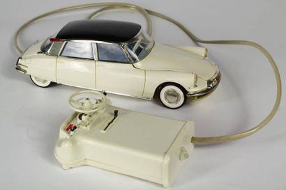 GEGE
CITROEN DS 19 blanche, toit noir - Voiture...