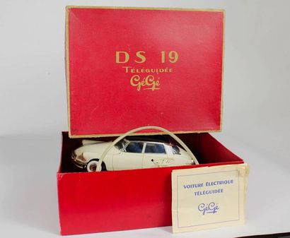 GEGE
CITROEN DS 19 blanche, toit noir - Voiture...
