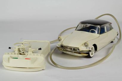 GEGE
CITROEN DS 19 blanche, toit noir - Voiture...