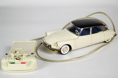 GEGE
CITROEN DS 19 blanche, toit noir - Voiture...