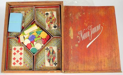 Jeu de société - Nain Jaune. Pions et cartes...
