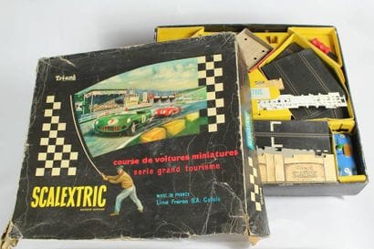 Scalextric
Coffret CM3. Deux Voitures: 1)...