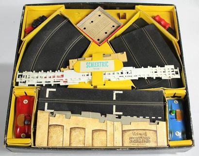 Scalextric
Coffret CM3. Deux Voitures: 1)...