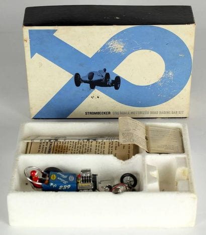 STROMBECKER
Dragster bleu 239. Boîte d'origine...