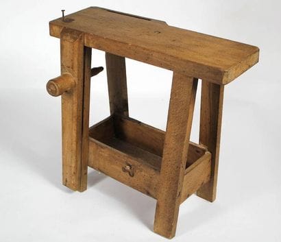 Etabli d'enfant en bois naturel. 38 x 14...