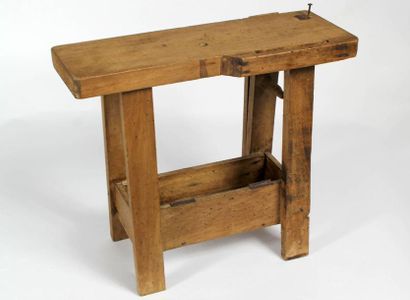 Etabli d'enfant en bois naturel. 38 x 14...
