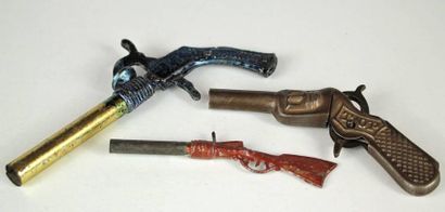 Ensemble constitué de: Un revolver à amorce...