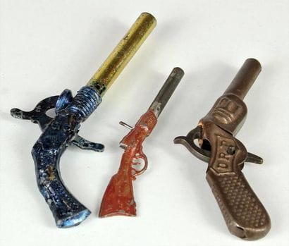 Ensemble constitué de: Un revolver à amorce...