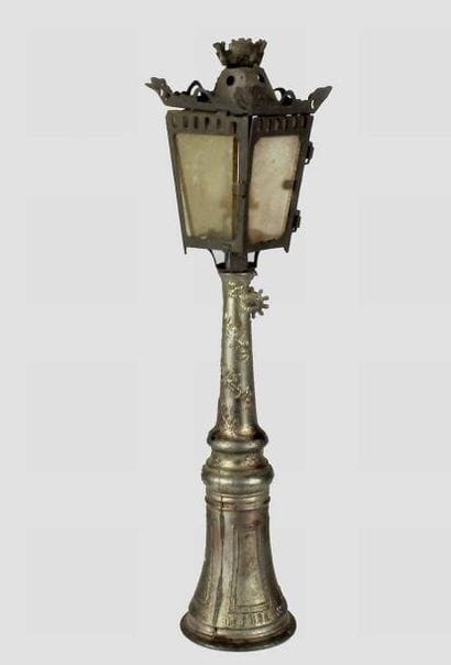 Lampadaire (Carburant: essence à briquet?)....