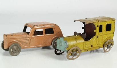 Ensemble de deux voitures en métal. 1) JOUETS...