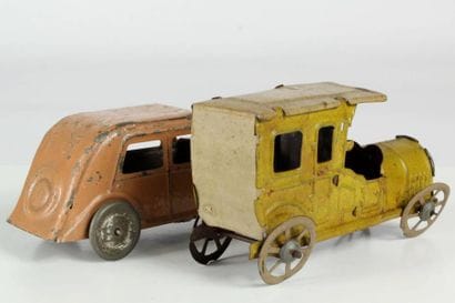 Ensemble de deux voitures en métal. 1) JOUETS...