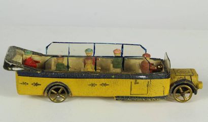 Autobus décapotable en bois peint. Cinq personnes,...