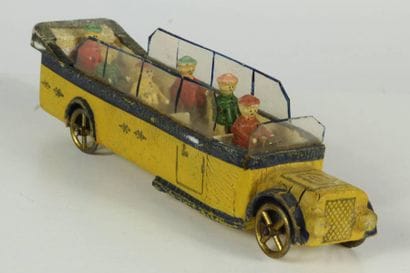Autobus décapotable en bois peint. Cinq personnes,...