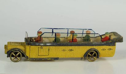 Autobus décapotable en bois peint. Cinq personnes,...