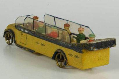 Autobus décapotable en bois peint. Cinq personnes,...