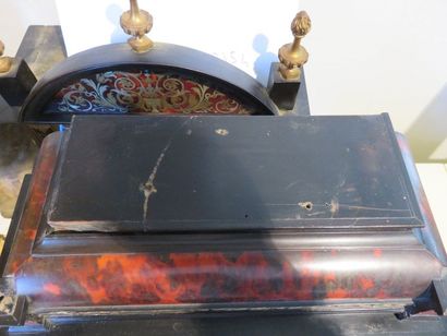 Pendule religieuse en écaille de tortue,...
