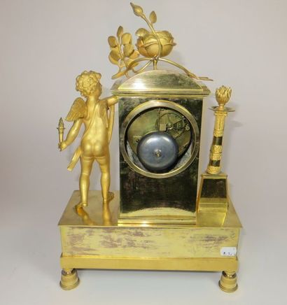 Pendule en bronze ciselé et doré. Le mouvement...