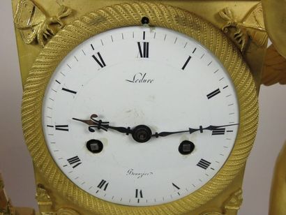 Pendule en bronze ciselé et doré. Le mouvement...