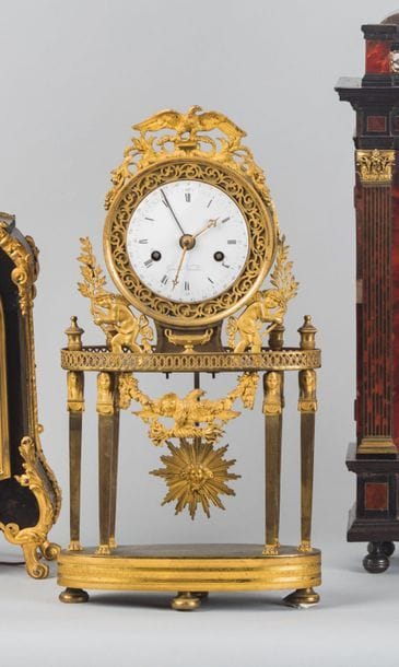 Belle pendule en bronze ciselé et doré. Le...