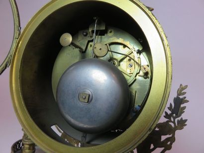 Belle pendule en bronze ciselé et doré. Le...