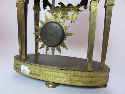 Belle pendule en bronze ciselé et doré. Le...