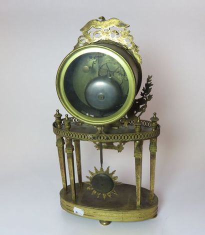 Belle pendule en bronze ciselé et doré. Le...