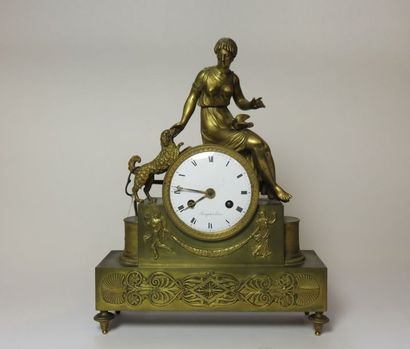 Pendule en bronze ciselé et doré. Le mouvement...