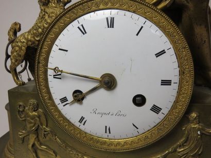 Pendule en bronze ciselé et doré. Le mouvement...