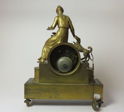 Pendule en bronze ciselé et doré. Le mouvement...