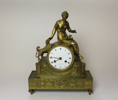 Pendule en bronze ciselé et doré. Le mouvement...