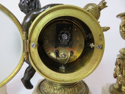 Pendule en bronze doré et patiné. Le mouvement...