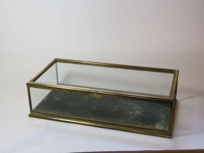 Petite vitrine de bijoutier à parois de verre...