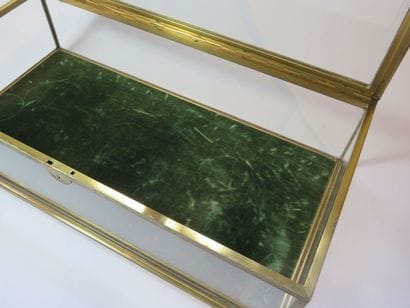 Petite vitrine de bijoutier à parois de verre...