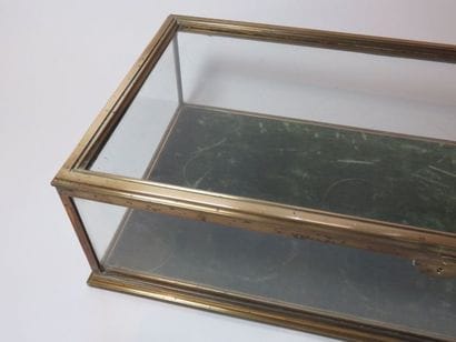 Petite vitrine de bijoutier à parois de verre...