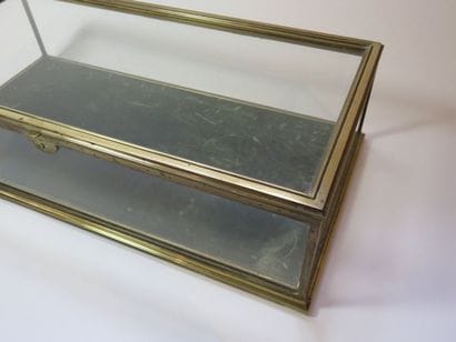 Petite vitrine de bijoutier à parois de verre...