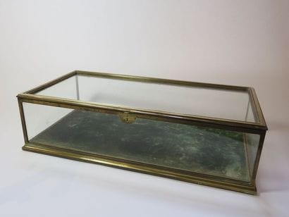 Petite vitrine de bijoutier à parois de verre...