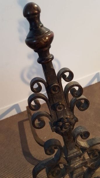 Importante paire de chenêts en bronze patiné....