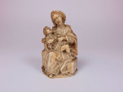 Vierge à l'Enfant en ivoire sculpté, la Vierge...