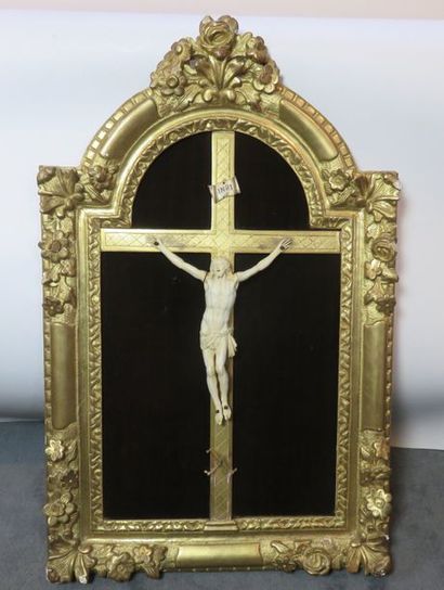 Christ en croix en ivoire sculpté (restaurations)...