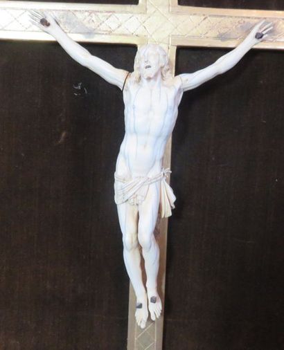 Christ en croix en ivoire sculpté (restaurations)...