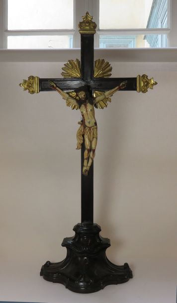 Christ en ivoire sur sa croix. Le Christ...
