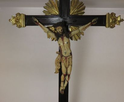 Christ en ivoire sur sa croix. Le Christ...