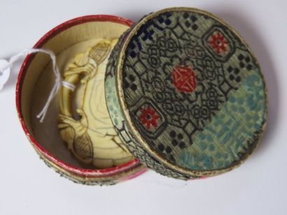 CHINE Pendentif en ivoire gravé d'idéogrammes...