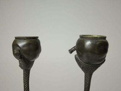 EXTRÊME-ORIENT Paire de bougeoirs en bronze...