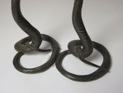EXTRÊME-ORIENT Paire de bougeoirs en bronze...